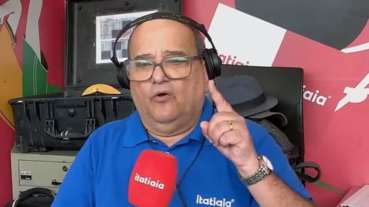 Osvaldo Reis, o Pequetito, durante transmissão da Itatiaia