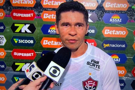 Atacante Osvaldo, do Vitória, em entrevista após a partida