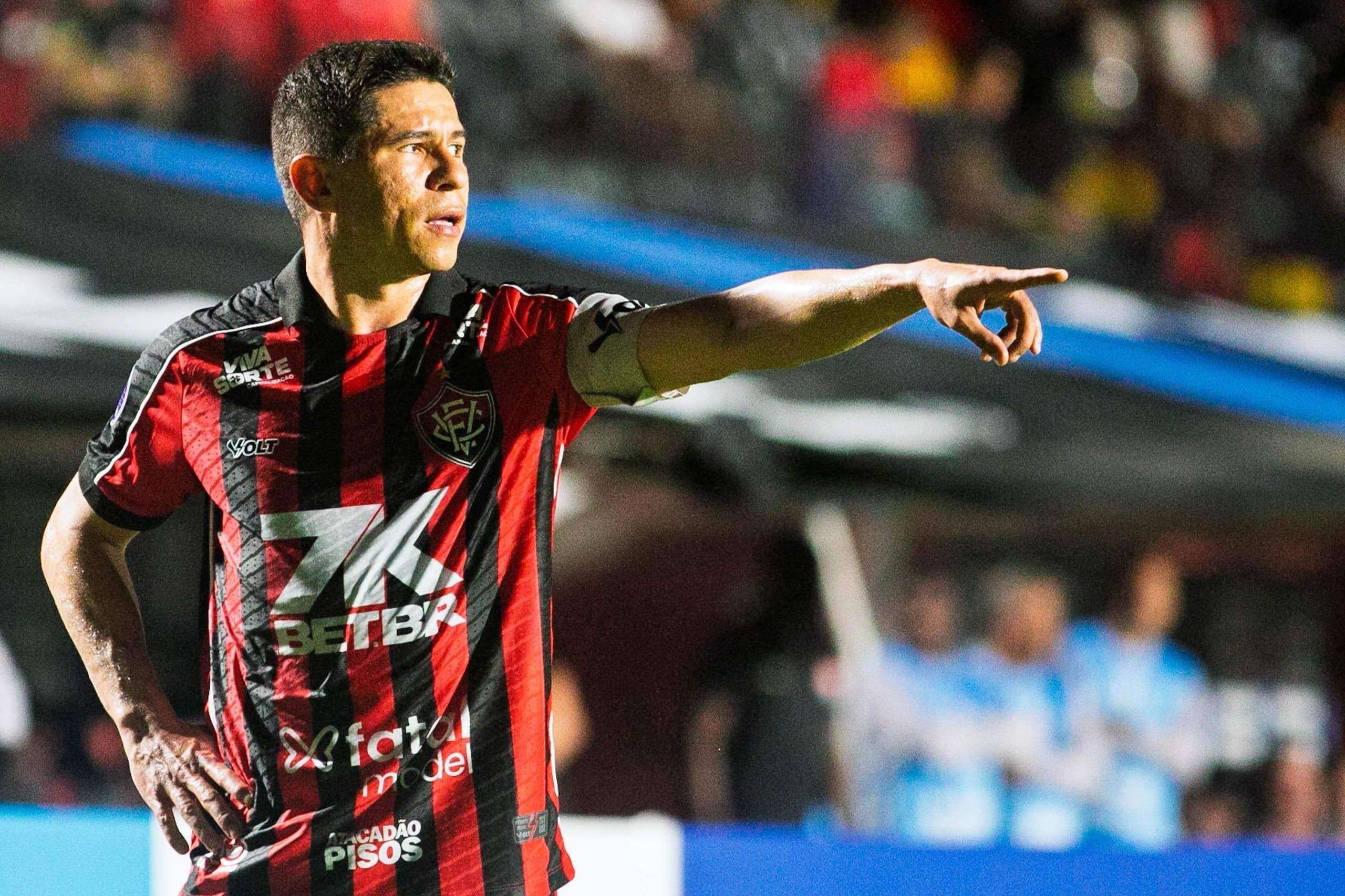 Osvaldo volta a ser titular do Vitória após mais de um mês e faz pedido à torcida