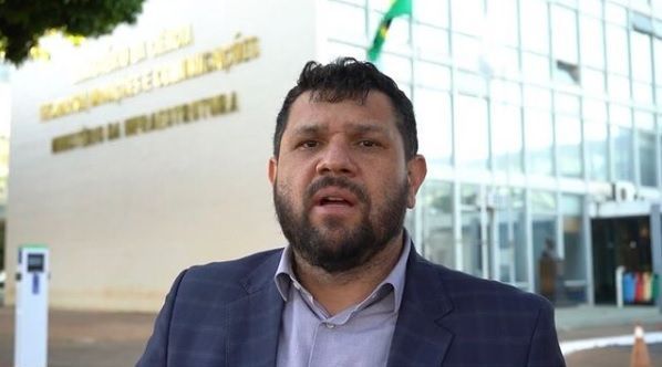 Jornalista Oswaldo Eustáquio recebe visto dos EUA e provoca Moraes nas redes