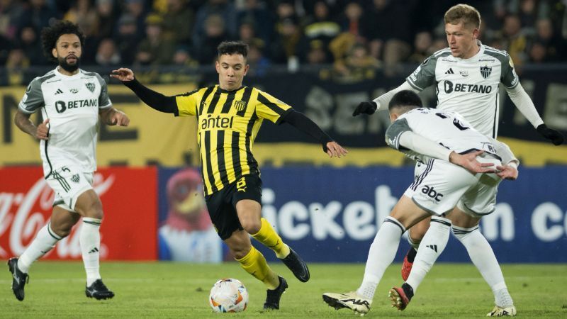 Titular do Atlético deixa campo com dores contra o Peñarol e vira preocupação