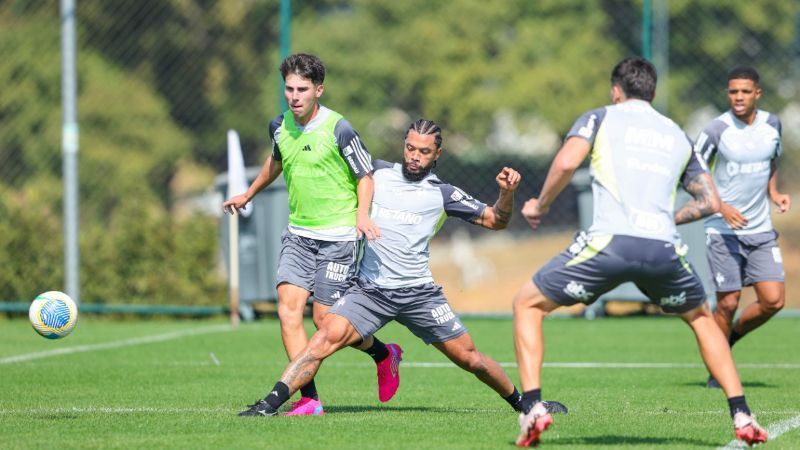 Volante do Atlético treina com grupo em campo e se aproxima de retorno após lesão