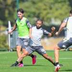 Volante do Atlético treina com grupo em campo e se aproxima de retorno após lesão