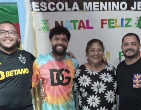 Meio-campista do Atlético visita escola em que estudou em Maceió