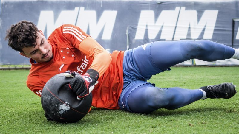 Jovens da base do Cruzeiro reforçam primeiro treino antes de final do Mineiro