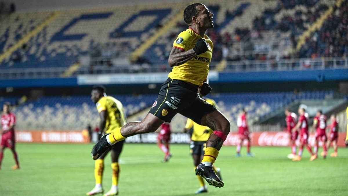 Ex-Atlético marca, mas Aucas leva virada do Nublense pela Libertadores