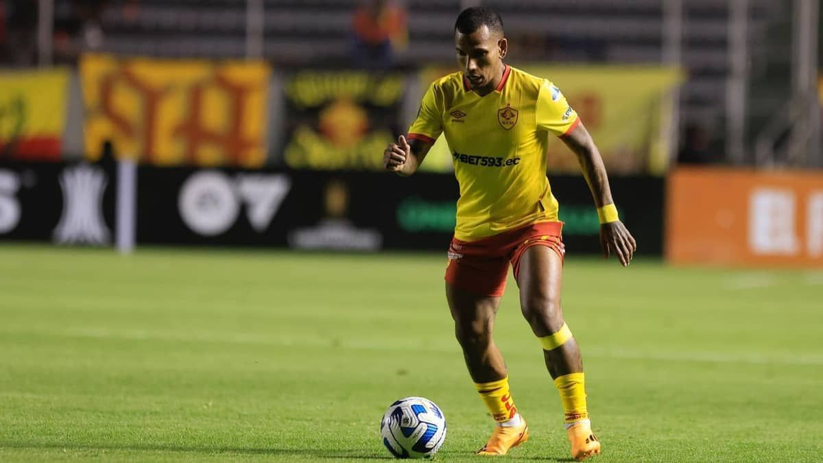 Ex-Atlético faz golaço, mas time equatoriano perde na Libertadores; veja