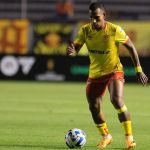 Ex-Atlético faz golaço, mas time equatoriano perde na Libertadores; veja