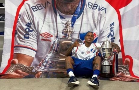 Otero, ex-Atlético, com a taça do título urugaio conquistado com o Nacional
