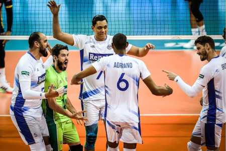 Time do Vôlei Renata Campinas comemora ponto no Mundial de Clubes de Vôlei