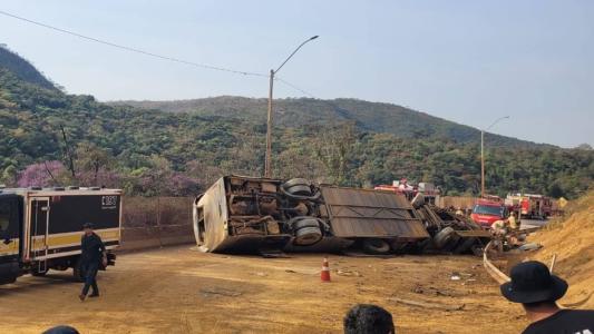 Outras 27 pessoas ficaram feridas; ônibus não tinha registro e nem autorização para viajar