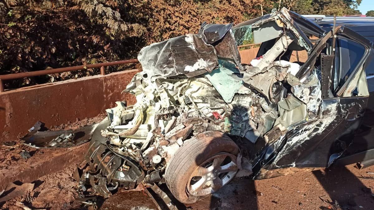 Carro bate de frente com caminhão e idosa morre presa às ferragens 