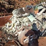 Carro bate de frente com caminhão e idosa morre presa às ferragens 