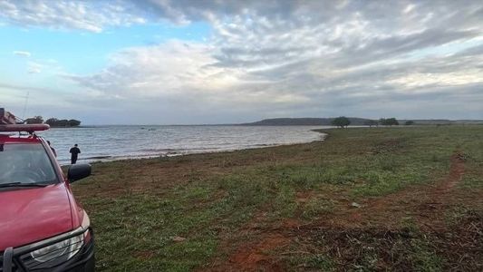 Outras quatro pessoas que estavam na embarcação ficaram ilhadas até a chegada do Corpo de Bombeiros