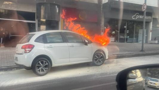Ouvinte registra carro em chamas no bairro Buritis