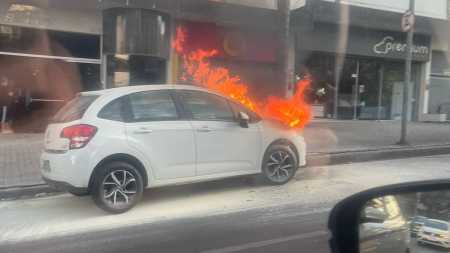 Ouvinte registra carro em chamas no bairro Buritis