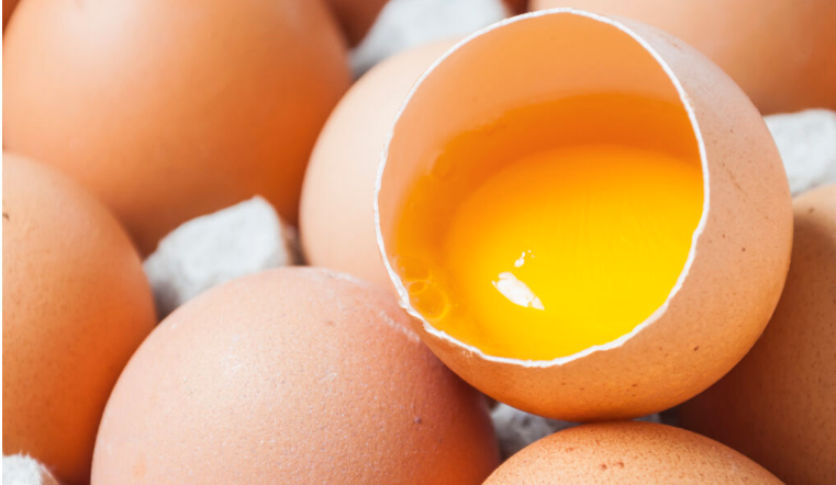 Por que adicionar vinagre na água ao cozinhar ovos? Aprenda truque que deixa o alimento mais saboroso