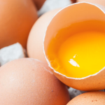 Por que adicionar vinagre na água ao cozinhar ovos? Aprenda truque que deixa o alimento mais saboroso