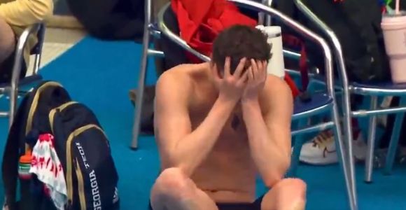 Owen Lloyd reage ao ser desclassificado por