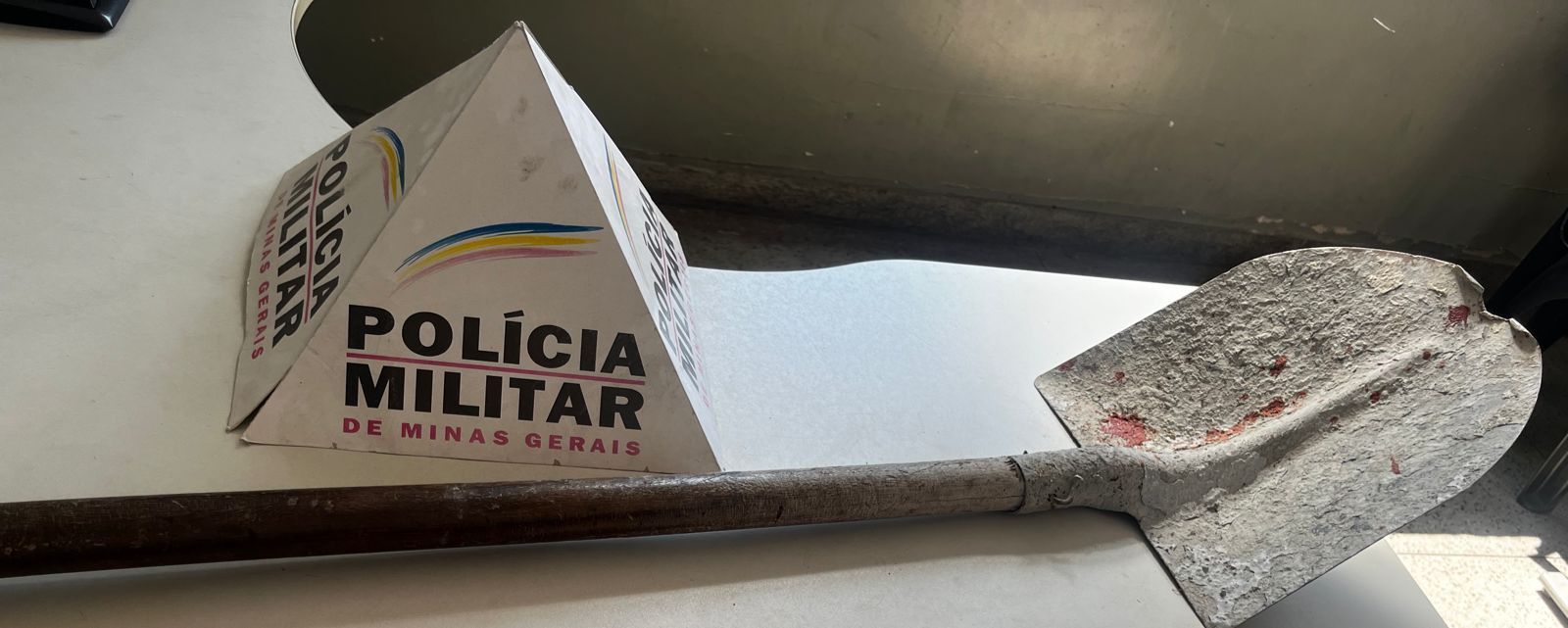 Briga no trabalho termina com golpes de pá na cabeça de colega em empresa de construção em BH