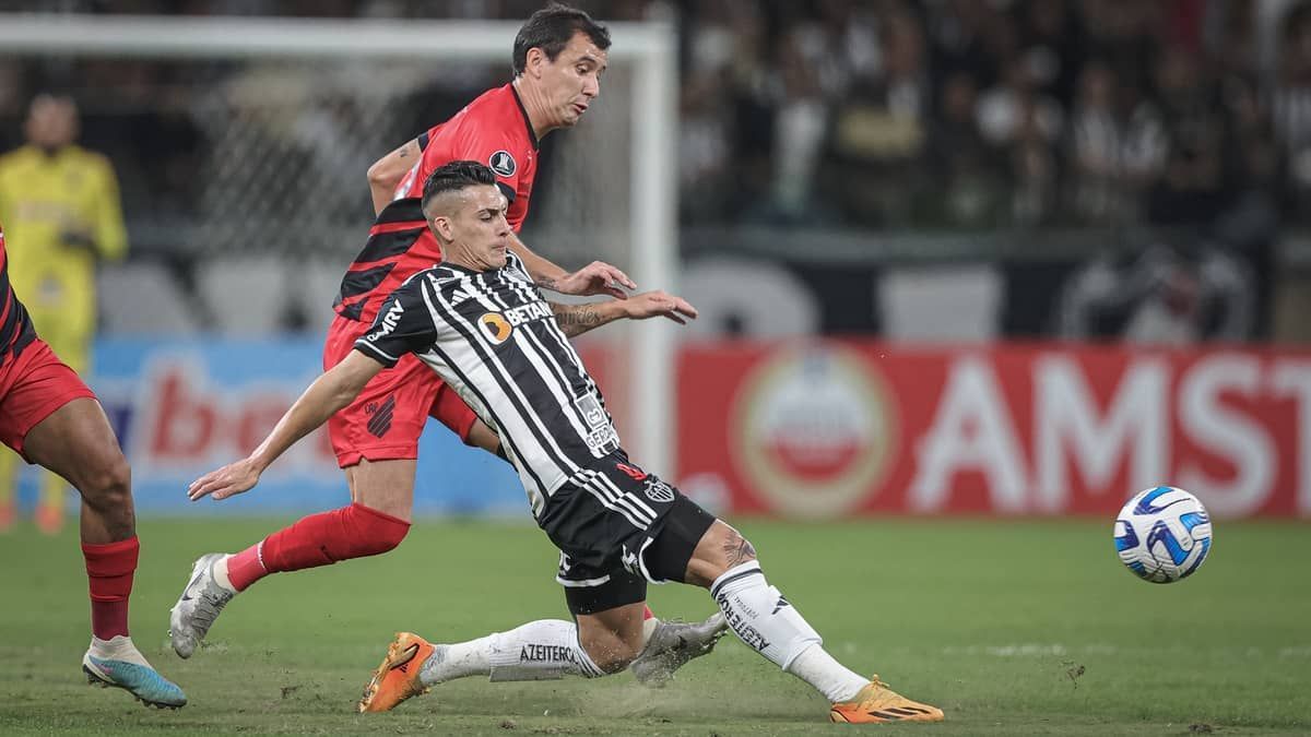 Pablo, do Athletico, detona gramado do Mineirão: ‘Solução seria grama sintética’