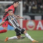Pablo, do Athletico, detona gramado do Mineirão: ‘Solução seria grama sintética’