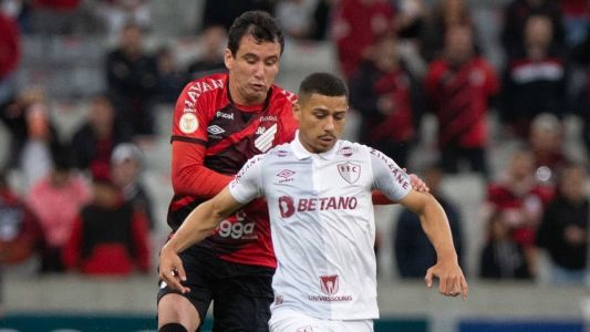 Pablo (esq), do Athletico, e André (dir), do Fluminense