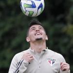 Nestor segue como dúvida e zagueiro liberado no São Paulo; como foi o treino