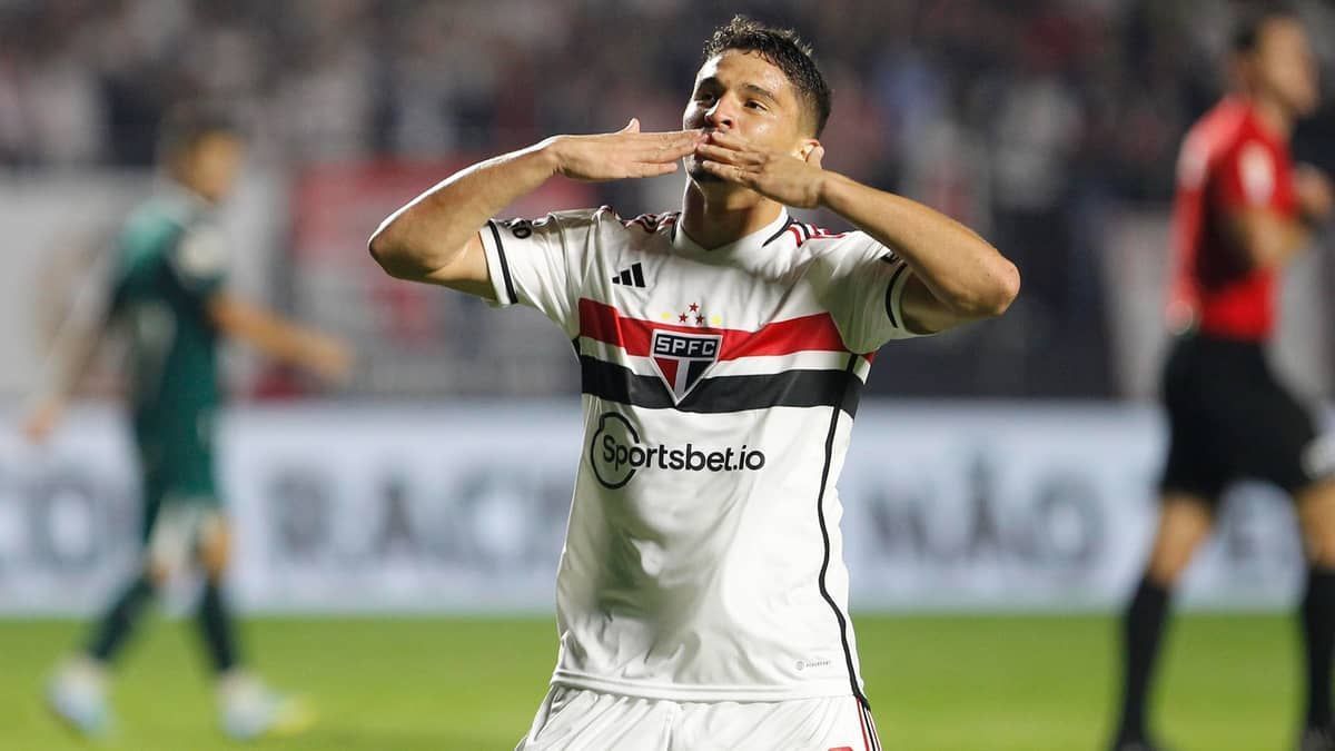 São Paulo bate Goiás no 'apagar das luzes' e sobe na tabela do Brasileiro