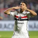 São Paulo bate Goiás no 'apagar das luzes' e sobe na tabela do Brasileiro