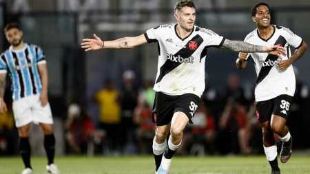 Pablo Vegetti comemora gol na estreia pelo Vasco contra o Grêmio