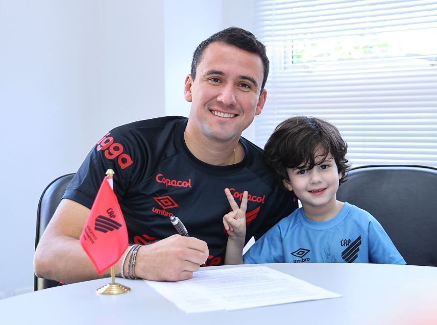 Athletico-PR anuncia renovação com atacante Pablo até dezembro de 2025