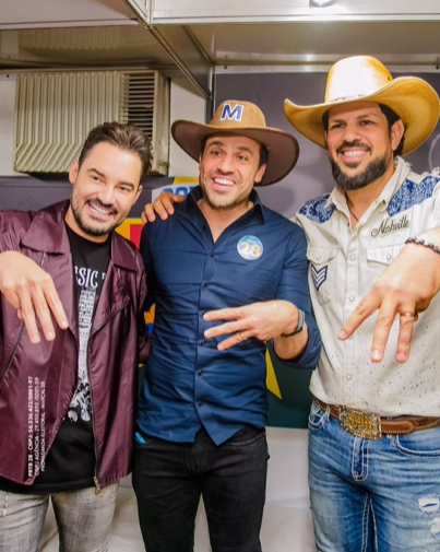 Fernando e Sorocaba fazem o 'M' e chamam Pablo Marçal para o palco durante show em rodeio