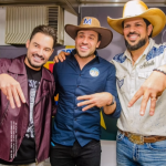 Fernando e Sorocaba fazem o 'M' e chamam Pablo Marçal para o palco durante show em rodeio