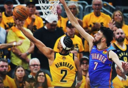 Andrew Nembhard em ação contra o Oklahoma City Thunder nas finais da NBA em 2025