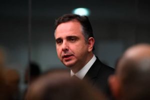 Pacheco conversa com presidente do PT e afasta candidatura