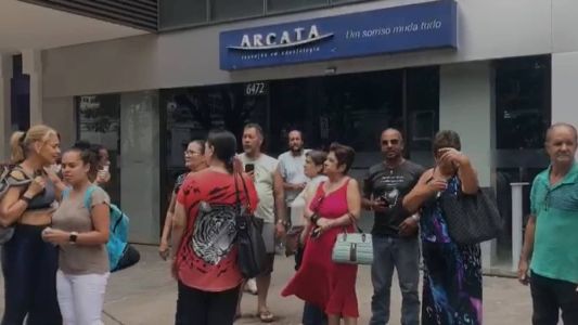 Pacientes e funcionários na porta da Arcata, na Savassi, na Centro-Sul