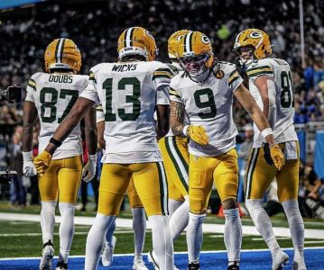 Jogadores do Green Bay Packers comemoram touchdown anotado contra o Lions