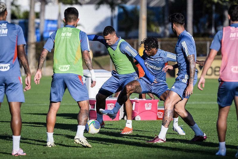 Pacotão de notícias do Cruzeiro: sócio 'bombando', ídolo em BH e recorde no clássico