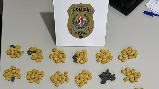 Pacote foi interceptado pela polícia, que encontrou as drogas no interior
