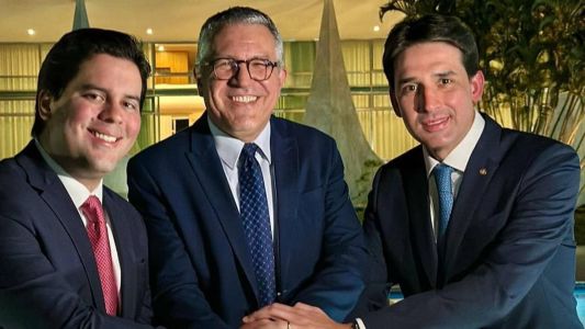 Padilha (ao centro) posou para foto com Fufuca (esq.) e Costa Filho (dir.) nessa quarta-feira (6)