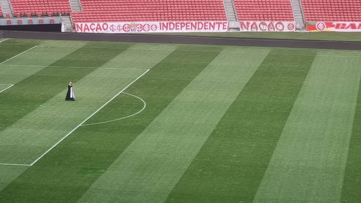Inter recorre à fé antes de semifinal com Fluminense, e padre benze o Beira-Rio