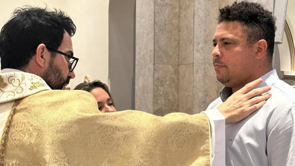 Ronaldo é batizado na Igreja Católica por famoso padre cruzeirense 
