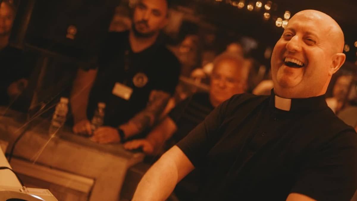 Padre DJ faz sucesso nas redes sociais e toca para 1,5 milhão de fiéis