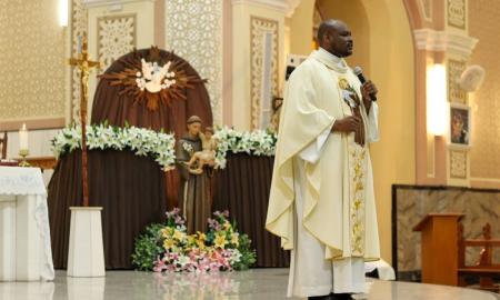 Padre João Francisco Batista da Silva presidiu 1º dia da novena na Catedral Metropolitana Foto Reprodução Redes Sociais.jpg