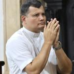 Saiba quem é o padre encontrado preso no telhado de casa após ficar desaparecido