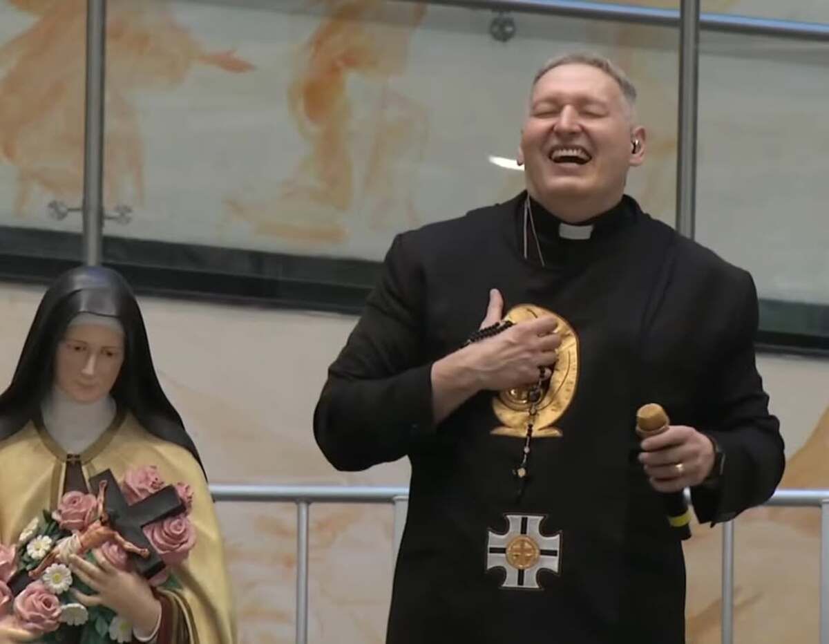 Padre Marcelo Rossi mostra antes e depois de diagnóstico severo de depressão