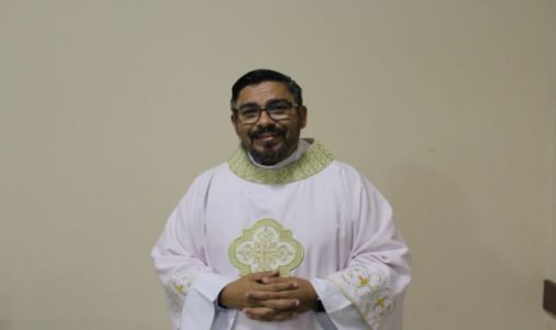 Corpo do religioso foi encontrado enrolado em um tapete