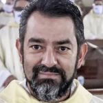 Padre é afastado das funções após mulher invadir igreja armada e se dizer apaixonada por ele