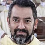 Padre é afastado das funções após mulher invadir igreja armada e se dizer apaixonada por ele